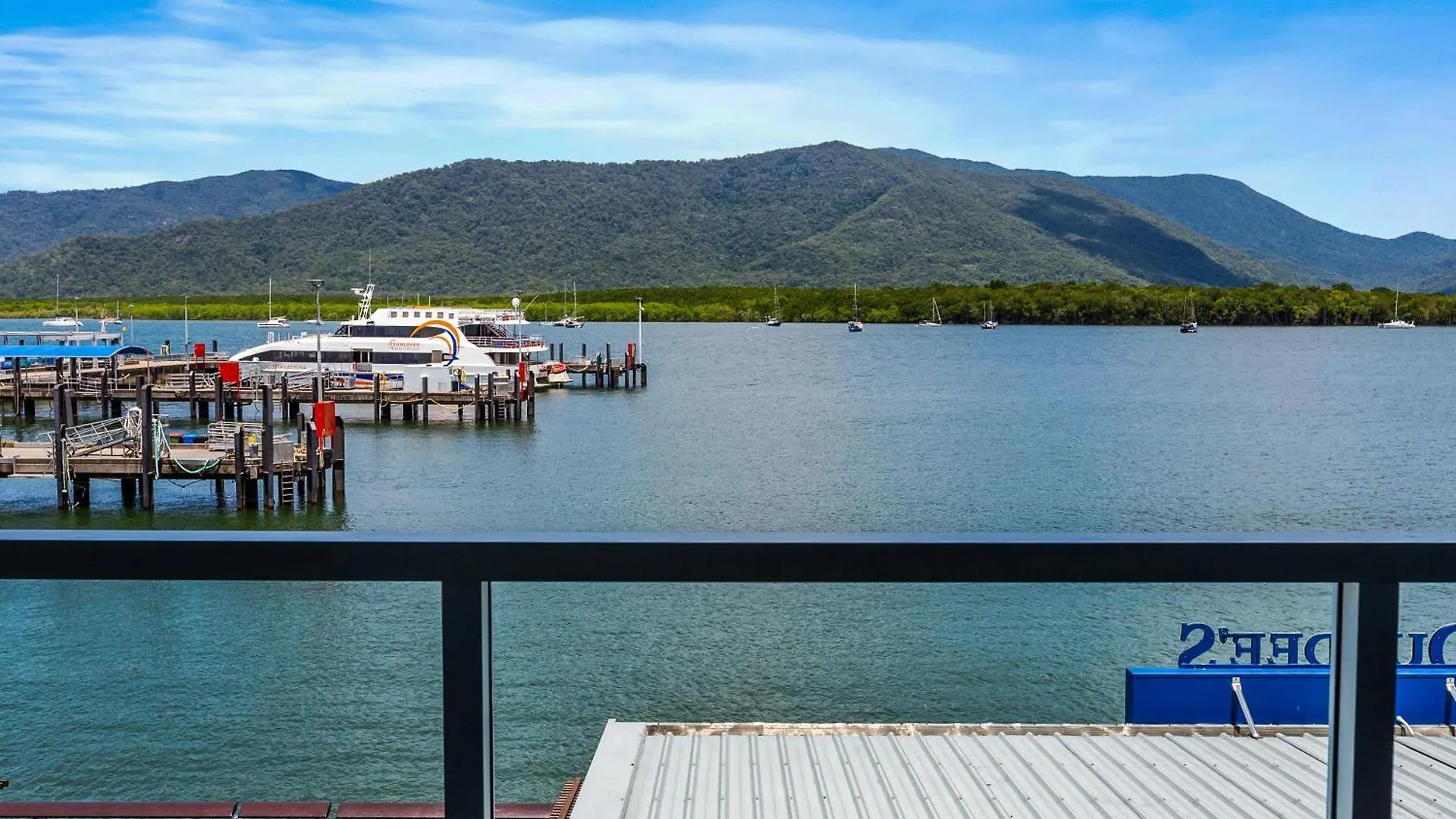 Reef - Waterfront City Pool Sauna & Gym Cairns 0*,  Austrálie