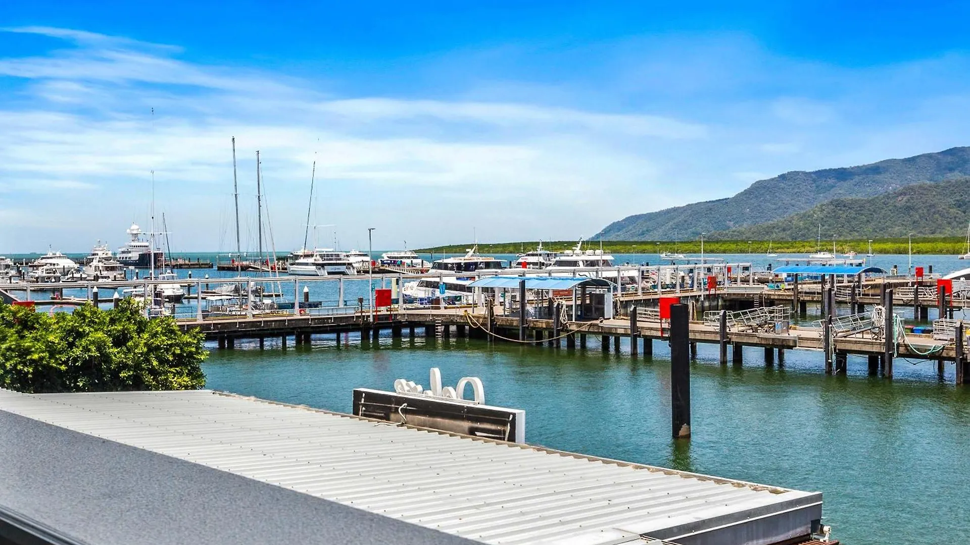 Reef - Waterfront City Pool Sauna & Gym Cairns